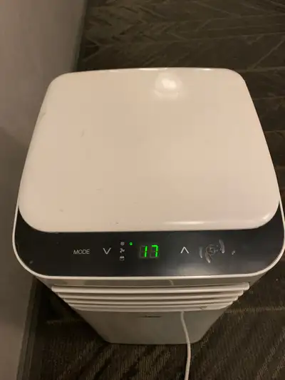 ARCTIC KING PORTABLE AIR CONDITIONER AND DEHUMIDIFIER 10,000 BTU With window vent/ bracket and hose....