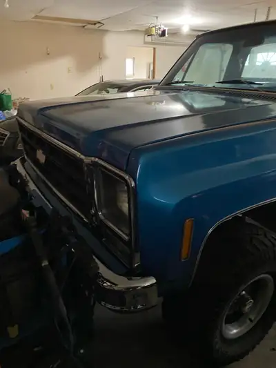 Great truck no rust, excelent condition, 2’ lift, duel exaust, looks and runs great. Quetstions call