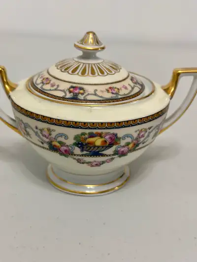 Antique/ vintage ( 1908- 1939) Thomas Briarcliff Bavaria dinner set serving up to 12 people. This pa...