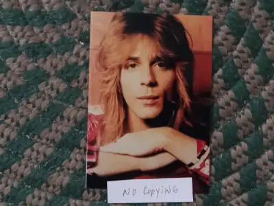 MINT IS JUST LIKE NEW!! RANDY RHOADS WITH HIS HANDS ON TOP OF EACH OTHER COLOR 3 1/2 X 5 INCHES PHOT...