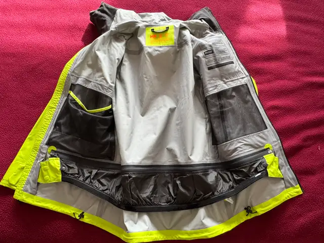 Men’s Helly Hansen Sogn 2.0 Ski Shell Jacket. Size Medium in Ski in Calgary - Image 3