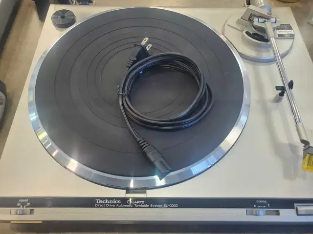 Technics Quartz Direct Drive Auto Turntable  in Stereo Systems & Home Theatre in Oshawa / Durham Region - Image 3
