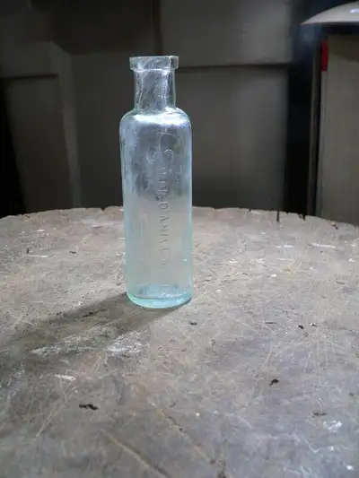 plusieurs bouteilles antiques d'apothicaire a différent prix photo 1 et 2 bouteille antique d'apothi...