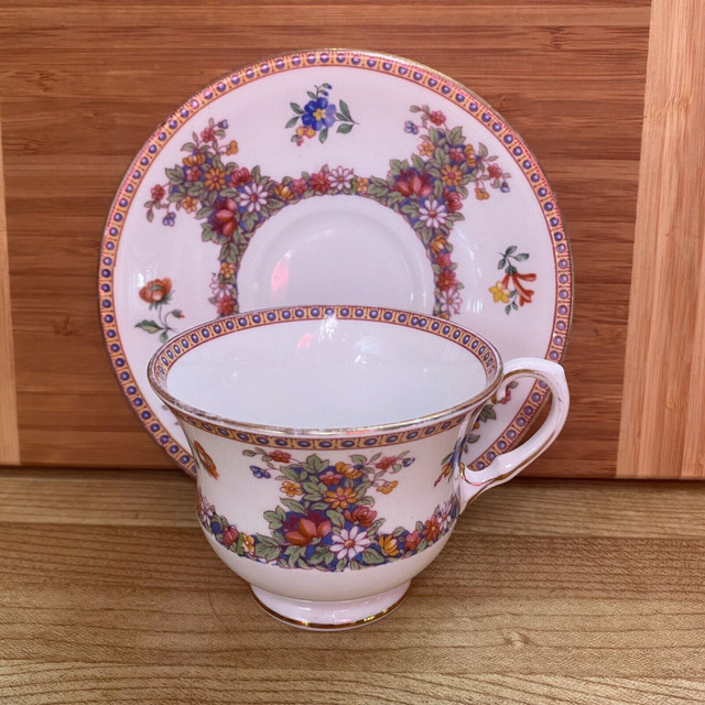 Vintage Aynsley Fine China Tea Cup & Saucer Set (EUC) in Arts & Collectibles in Winnipeg - Image 3