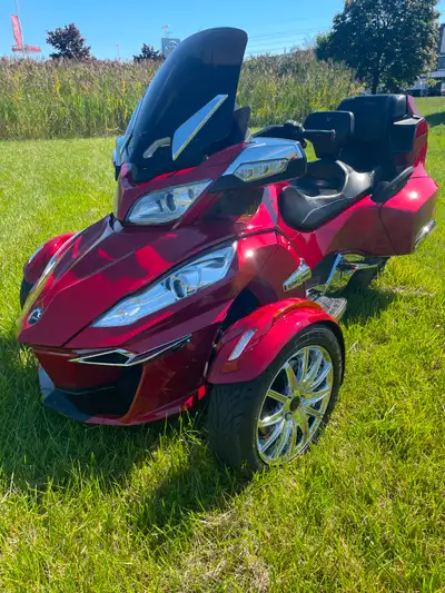 Excellent condition. Stunning red with Ceramic Pro coating professionally applied in Fall of 2025. E...