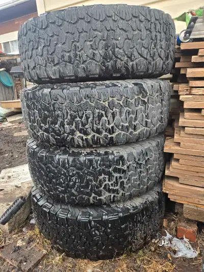 4 tires and rims off a 2012 f350, 285/70/17 bf Goodrich ko2 ,all hold air