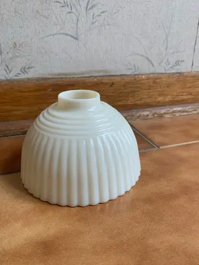 Abat-Jour vintage rond en verre strié couleur blanc laiteux, View more