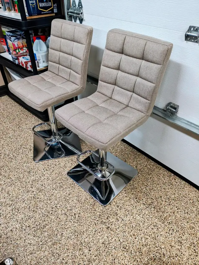  2 tabourets de comptoir / bar ajustables – Tissu beige in Chairs & Recliners in Lanaudière - Image 3