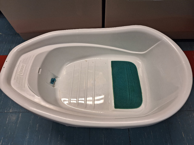 Baby Bathtub &amp; Items in Bathing & Changing in St. Catharines