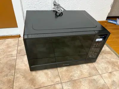 Four à micro-ondes de 1.3 pi3. Deux modèles disponibles: NN-SC64MW (blanc, 1200W) NN-SU64LB (noir, 1...