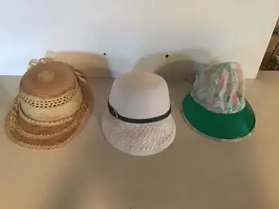 Chapeaux de soleil vendus séparément. Sun hats 20 each, View more