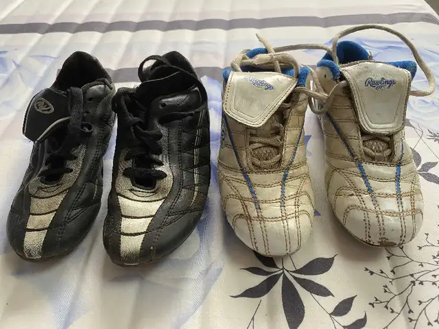 Kids soccer shoes (cleats)- sizes youth1- 4 available in Soccer in Ottawa - Image 2