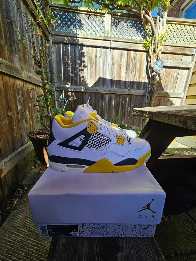 Nike air jordan 4 retro sulfur bnib ds size 10.5 mens in Men's Shoes in City of Toronto - Image 2