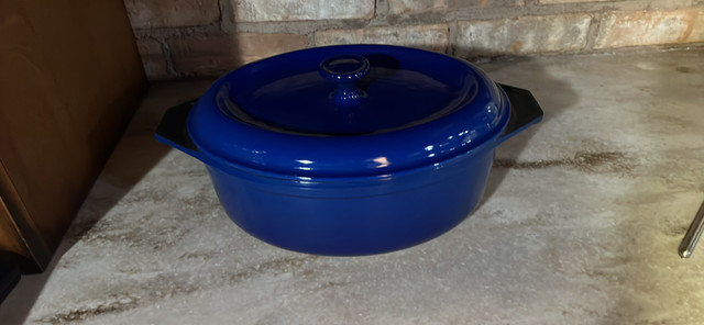 Cocotte Ovale en Fonte Émaillée Bleu Cobalt 28CM. Comme Neuf dans Vaisselle et articles de cuisine  à Ouest de l’Île - Image 3