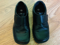 Boys toddler size 10W dress shoes (very good condition).