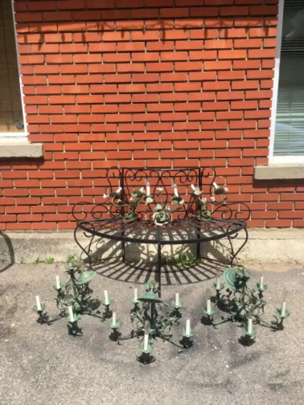 3 Italian Vintage floral tole chandeliers and sconces in Indoor Lighting & Fans in City of Montréal - Image 2