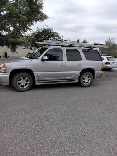 New brakes, front and rear. Good Goodyear Wrangler ties. Comes with boatloader. All leather seats. W...