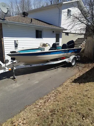 Crestliner 1800 Pro, 17.5 ft all-weld aluminum bass boat in good condition. 2006 90hp e-Tec with les...
