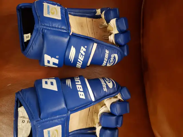 Mens BAUER Hockey Gloves Only used a few times like new in Hockey in Barrie - Image 4