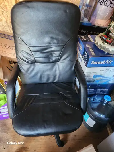 Chaise de bureau exécutif en cuir noir.