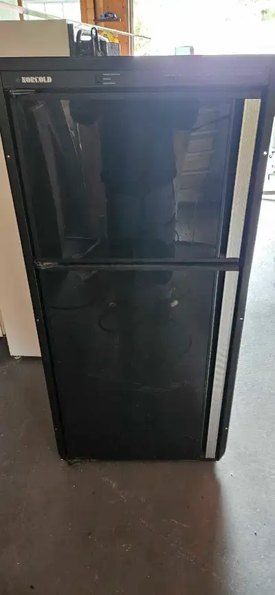 Frigo au propane de marque norcold Fonction très bien Idéal pour les roulotte Grandeur largeur 23" h...