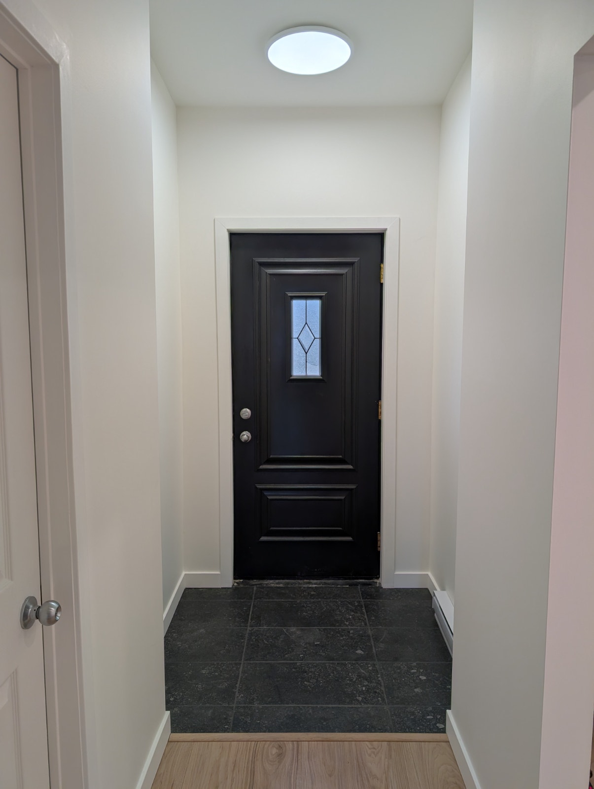 Logement 2 chambres + stationnement, cour, électros, thermopompe — photo 3