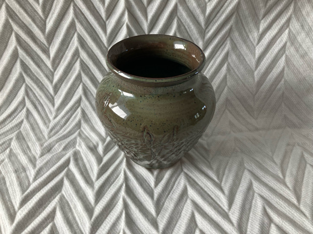Beautiful Studio Pottery Vase, Signed dans Décoration intérieure et accessoires  à Ville de Montréal - Image 3