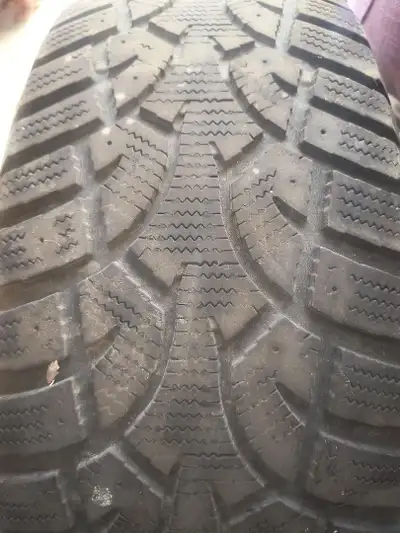 1 USED 235/65R17 Winter tire $35- 416-550-4186