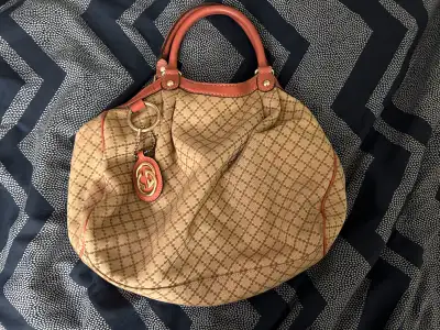 used but good condition (most of the wear is inside) missing one snap gucci bag ; authentic and seri...