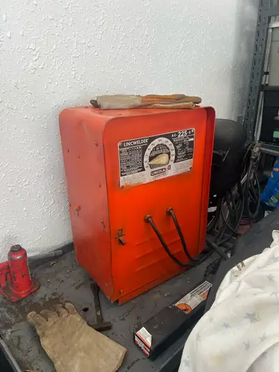 Lincoln stick welder with welding table . 100’ cord on welder.works great