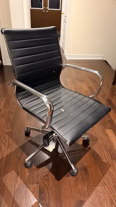 This black leather Herman Miller Group chair is a great addition to any workspace, offering a classi...