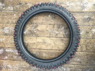 Pneu de Motocross Avant Flambant Neuf! de marque Brigestone model M201 grandeur 90/100-20 voir les p...