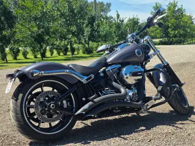 2016 Harley-Davidson Breakout – Charcoal Denim – 6,000 km Beautiful 2016 Harley-Davidson Breakout in...