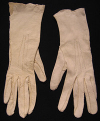 1920'S HAND STITCHED WHITE DOESKIN GLOVES
