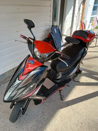 Très beau ptit scooter electrique en excellente condition va très bien batterie neuve et chargeur je...