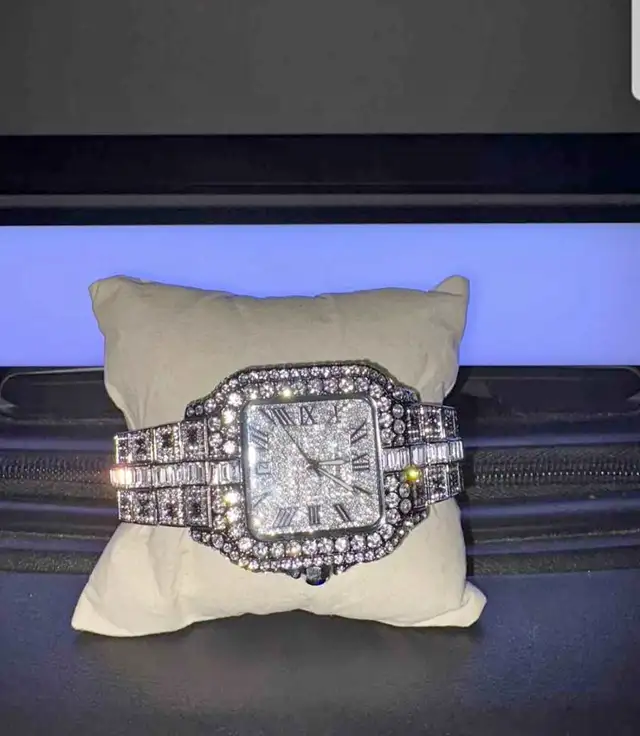 Cartier Watch/ Montre Cartier in Jewellery & Watches in City of Montréal - Image 3