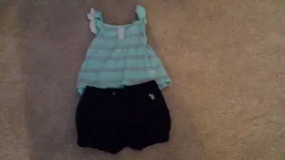 Girls top with shorts like new. Size 4T Brand Polo Ralph Lauren. US Polo. Only $ 5 dollars.
