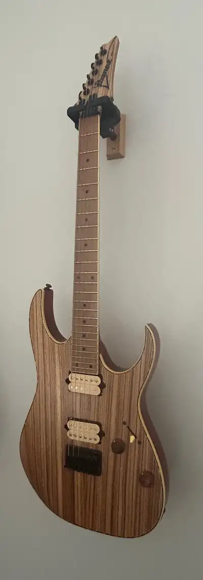 RGEW521MZW New condition Will sell with new strat style hard cas for an additional $150.00