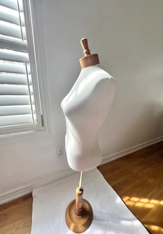 Wood floor Desk Table Vintage Bust Sewing Mannequin in Home Décor & Accents in Markham / York Region - Image 4