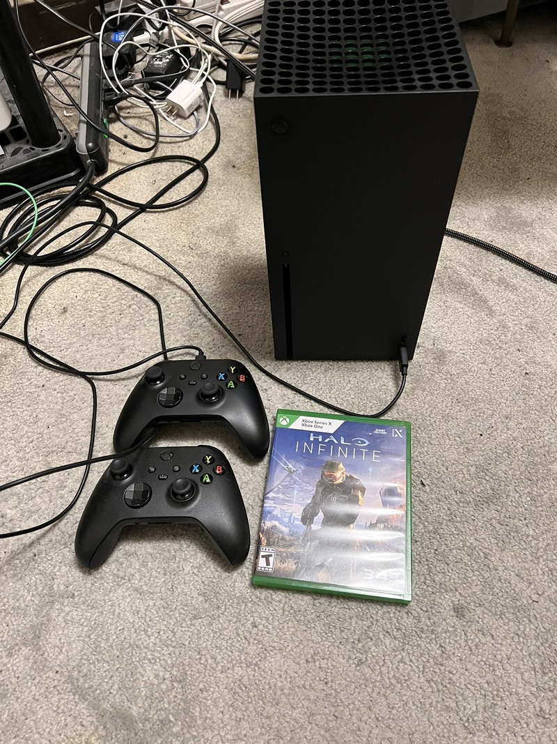 Xbox Series X with headset, 2 controllers and Halo Infinite Xbox