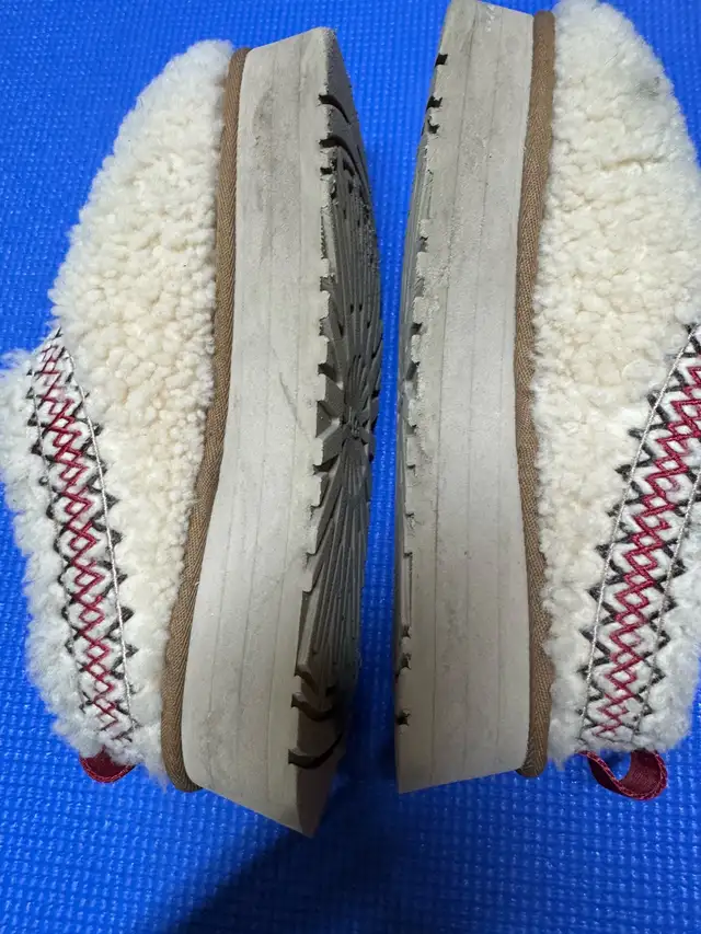 UGG shoes-size 6(pls read ALL) in Women's - Shoes in Markham / York Region - Image 5