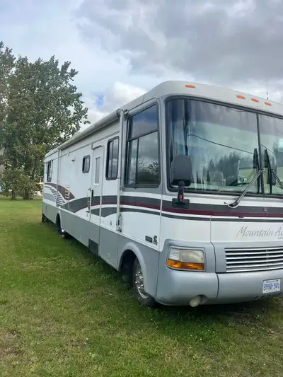 1997 35 foot motor home, built on a freightliner chassis. 5.9 litre Cummins diesel with an Allison a...