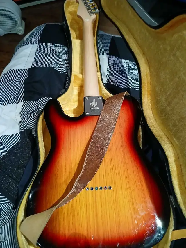 Electric Guitar in Guitars in Markham / York Region - Image 4