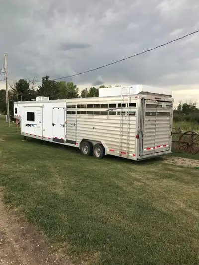 -1 owner. 8’ wide, 7’6” tall, 15’ shortwall, 9’5” slide, 16’ stock, 20’ manual awning, 43’5” overall...