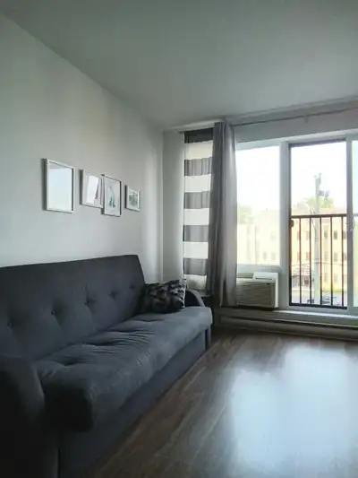 Studio meublé moderne à sous-louer – Disponible dès août (dates flexibles) Studio entièrement meublé...