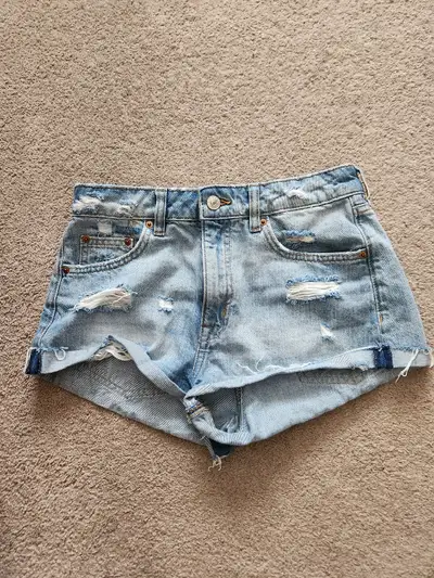 H&M Women's Shorts sz 6, View more