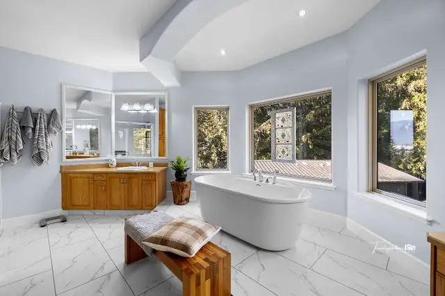 Luxury Living in Lister BC 3 bed 3 bath incredible En-Suite in Houses for Sale in Nelson - Image 9
