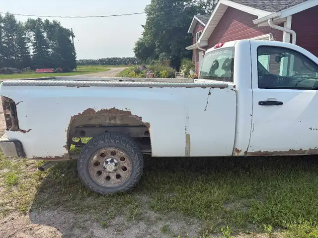 2011 Chev half ton536182629021132801
