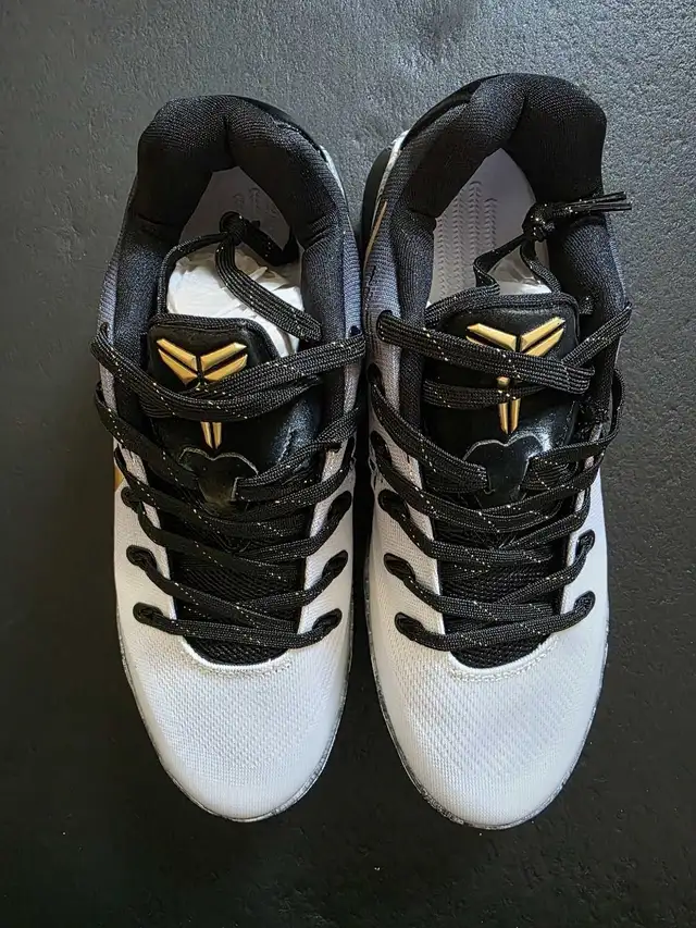 Kobe 9 Mambacita size 8 in Men's Shoes in Mississauga / Peel Region - Image 3
