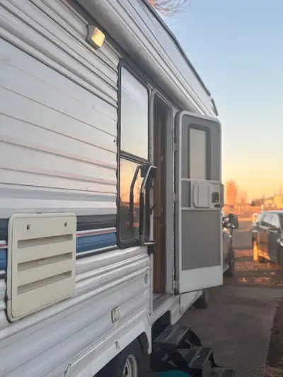 Spacious vintage trailer with a beautiful wooden finish. Comes with a bathroom, kitchen, bedroom and...